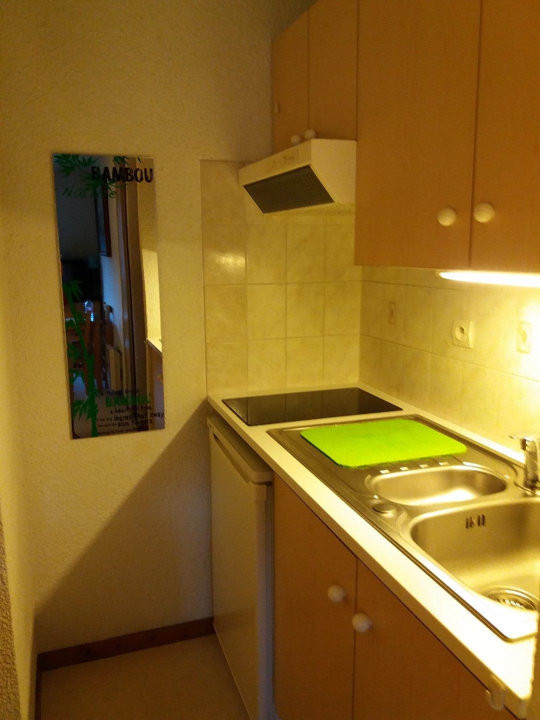 cuisine équipée plaques vitrocéramiques - frigo top
Vaisselle et accessoires conséquants