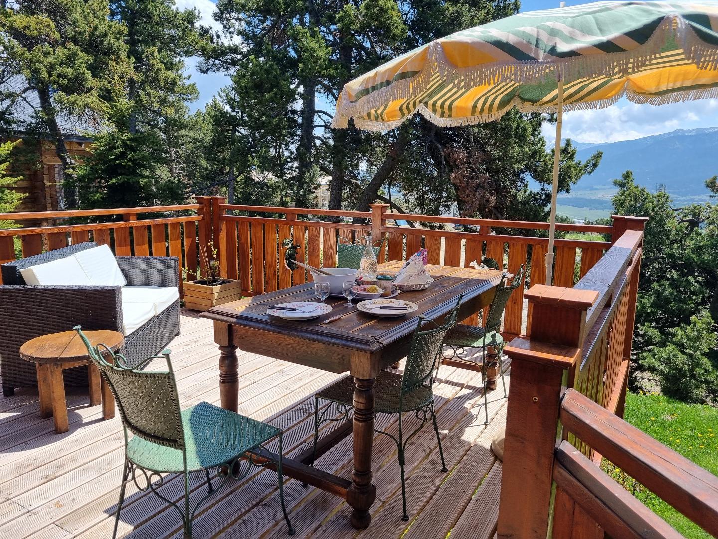 Vaste et belle terrasse  avec vue dégagée sur le CAMBRE d'AZE