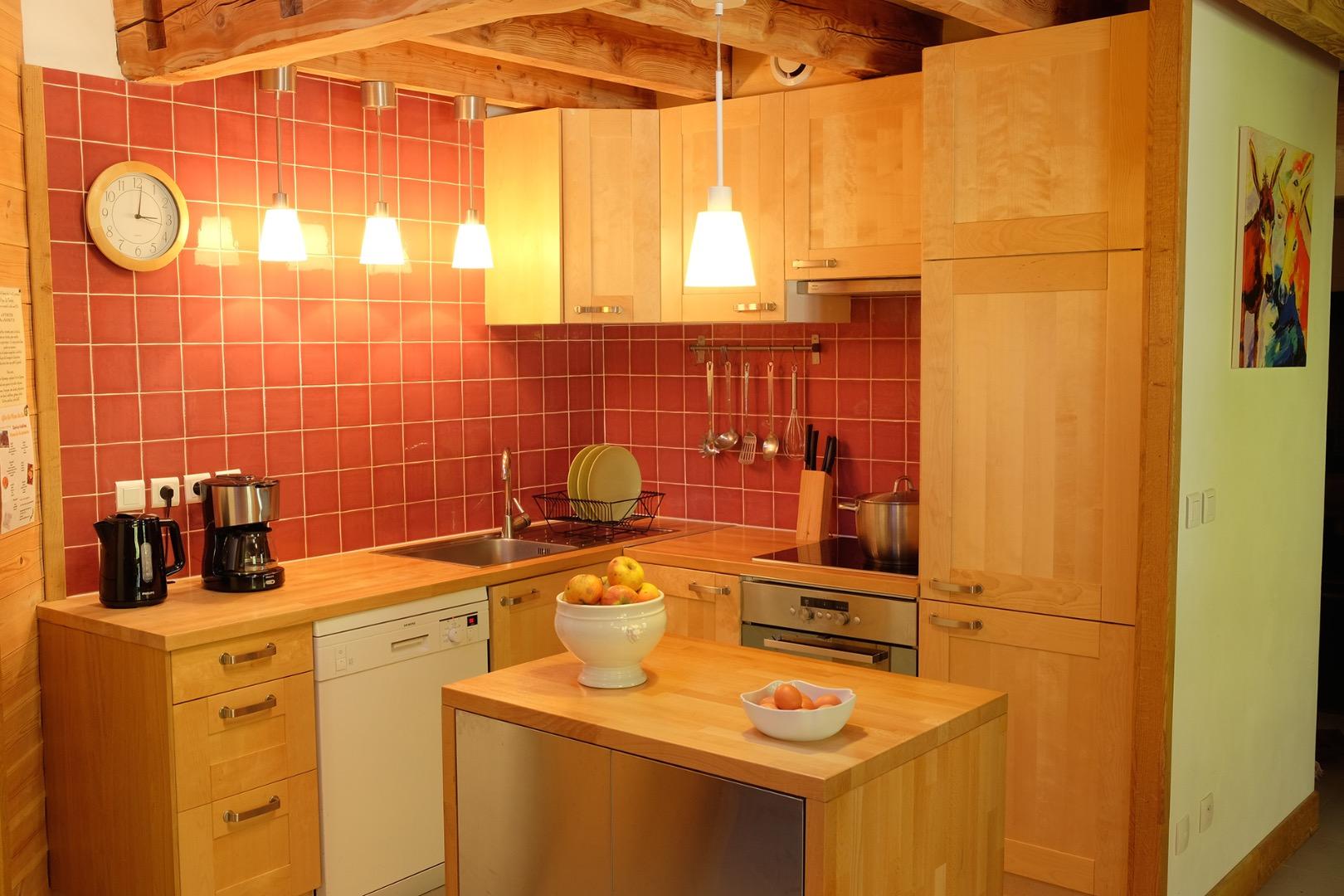 Cuisine totalement équipée avec Four-MO, Lave vaisselle, Réfrigérateur, Congélateur, Bouilloire, Cafetière, Grille-Pain, Appareil à raclette, fondue...