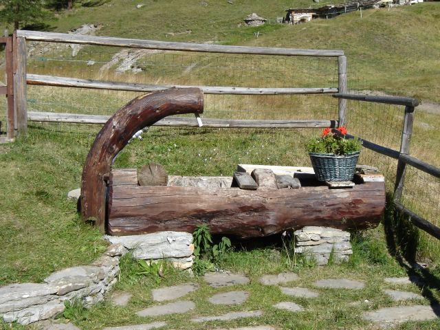 "Bacha" tronc d'arbre creusé pour recueillir et garder l'eau fraiche de nos montagnes.