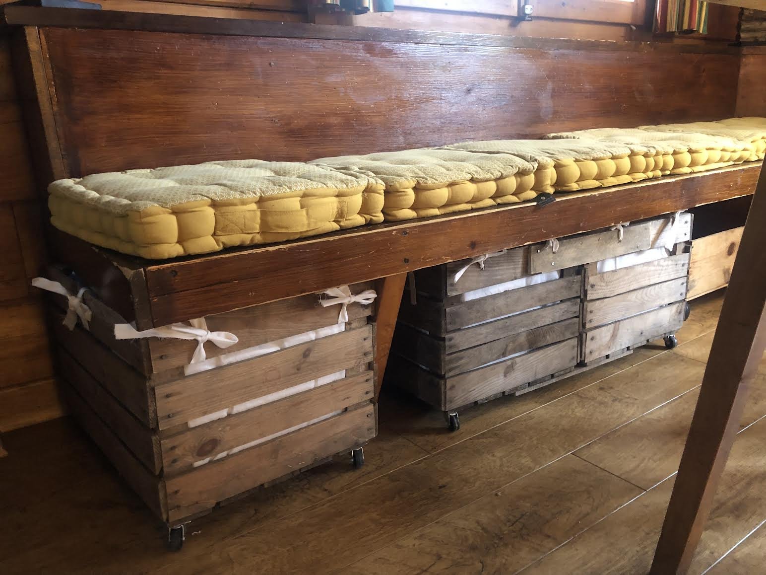 Rangements sous la banquette d'angle