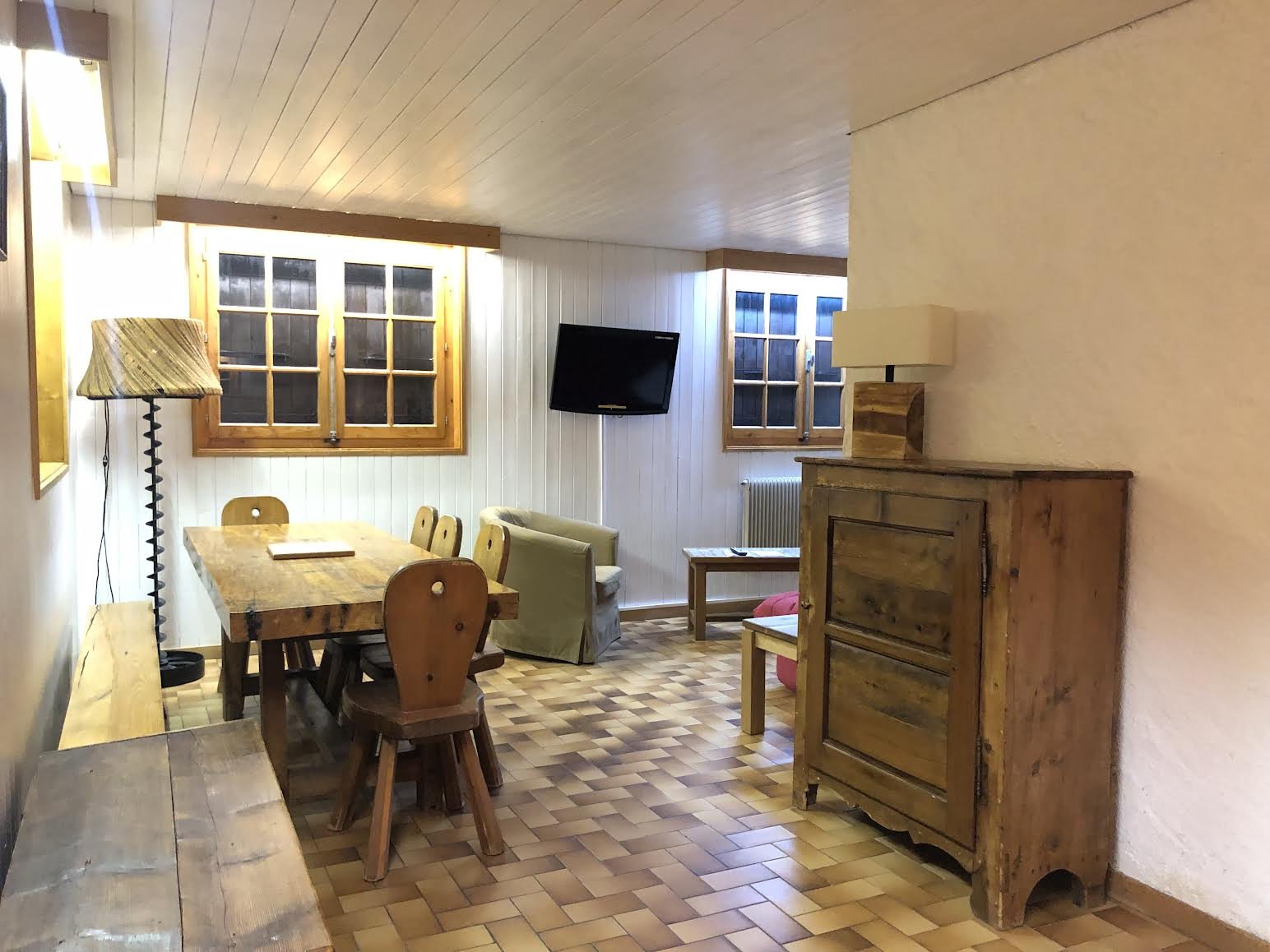 Salle à manger face à la chaîne de montagnes