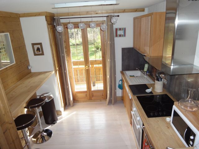 cuisine séparée et ouverte sur salle à manger. Lave vaisselle, four, four microonde, accès balcon est, plan de travail bar.