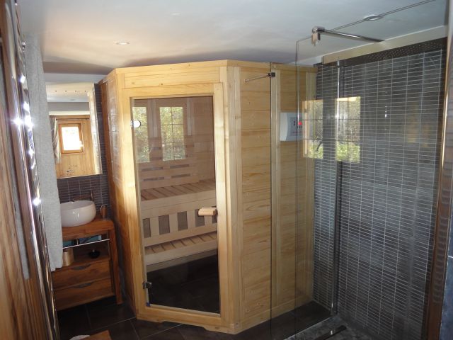 RDS: Sauna d'angle 2 personnes / Douche à jets / Seche serviette.