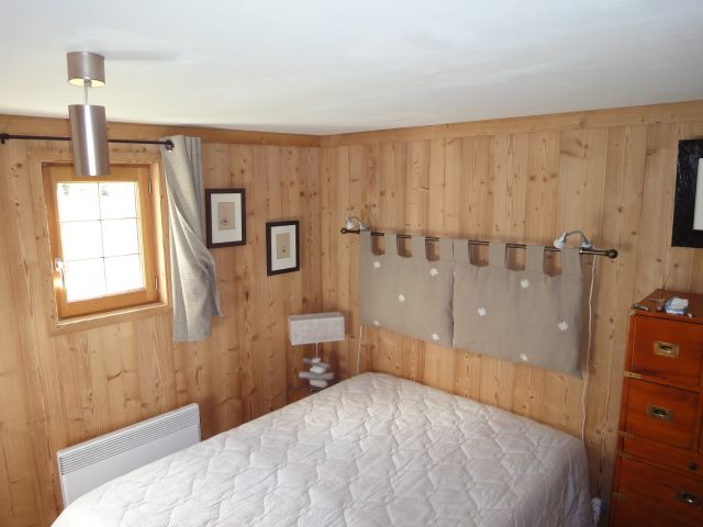 RDS: chambre suite parentale avec sauna, douche jets et lavabo. Parquet chene.
