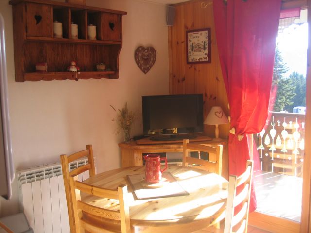 Salle à manger avec TV écran plat. Situation Sud-Est.
