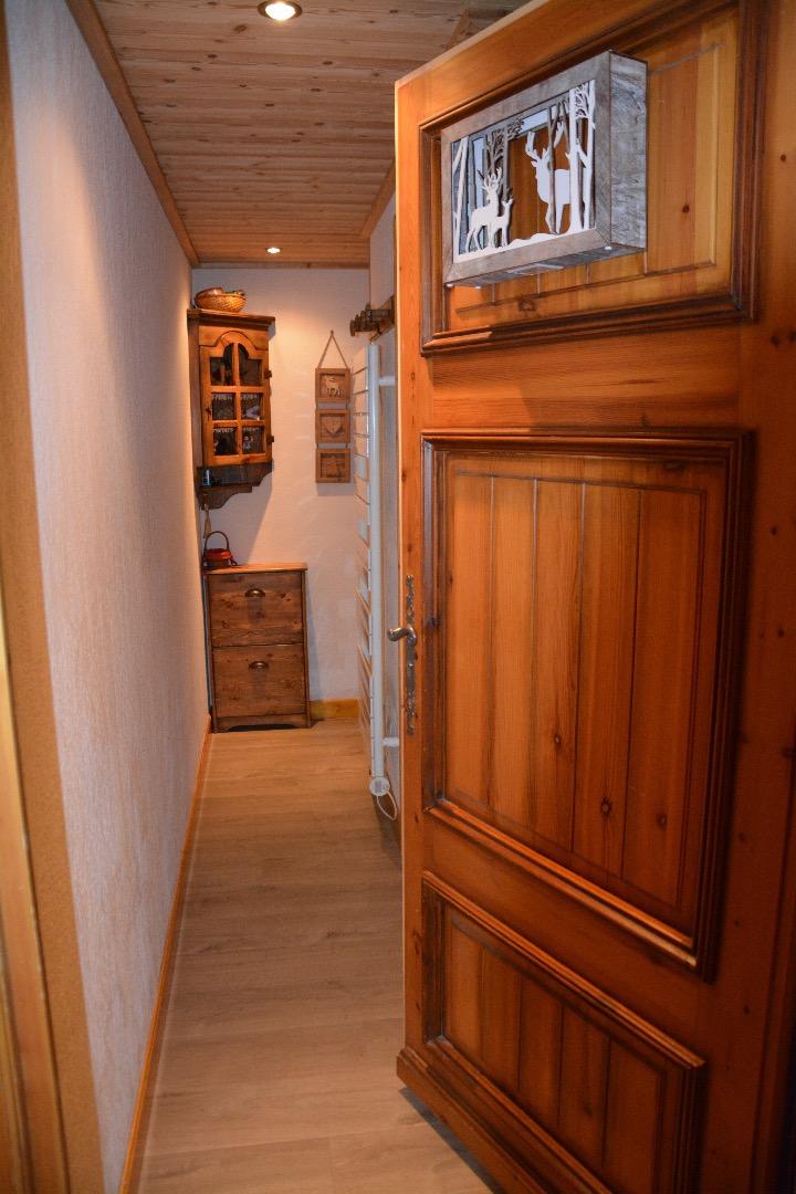 Entrée de l'appartement. Couloir donnant sur les différentes pièces et sur le salon-salle à manger.