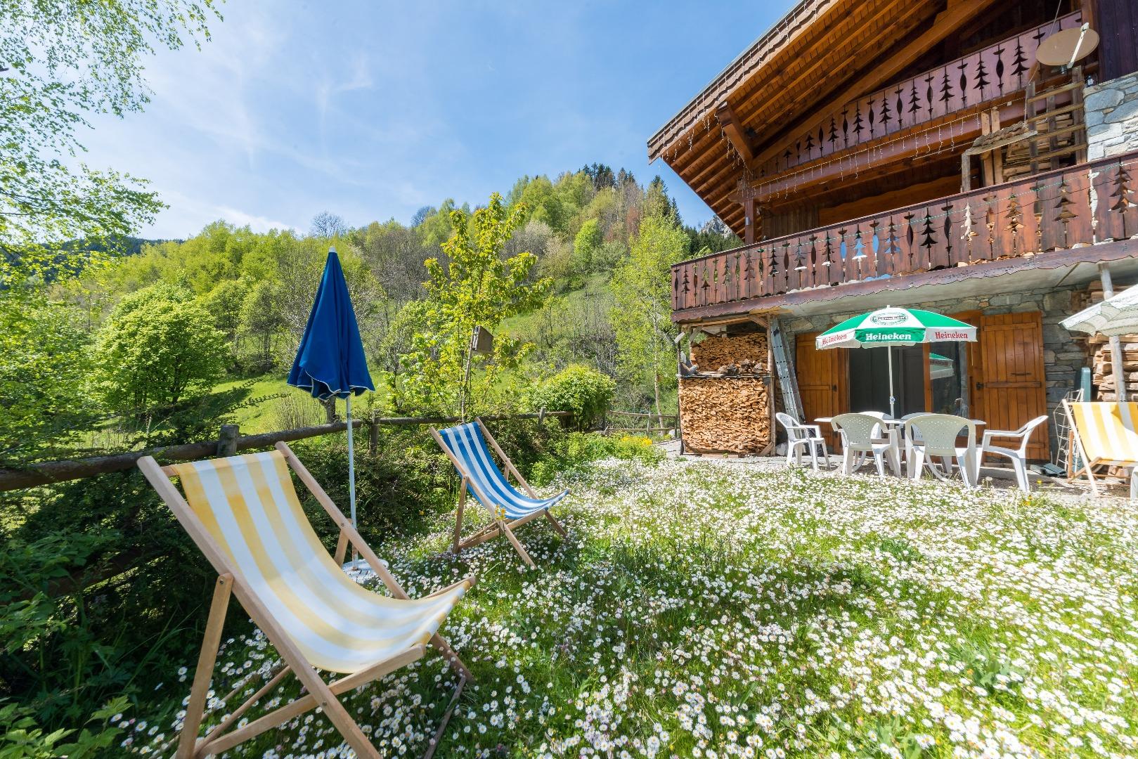 farniente ...les chaises longues vous attendent...les parasols et le barbecue aussi... venez déjeuner sur la terrasse...et profitez du jardin...