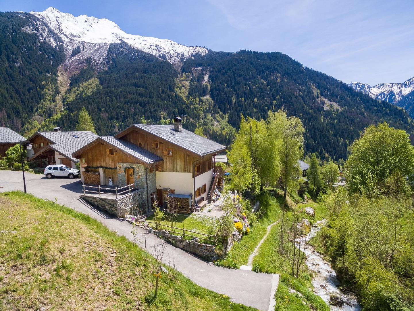 le chalet domine le torrent et un joli chemin qui vous conduit au village...