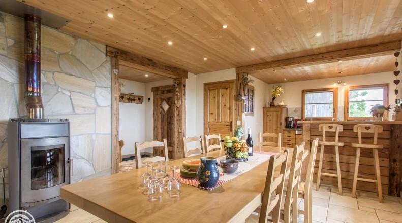 Salle à manger avec son Poêle à bois pour le plaisir 