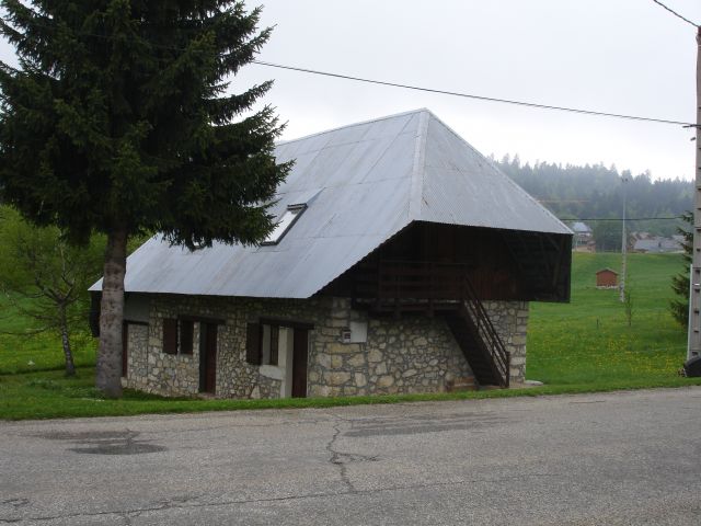 Le chalet est situé en bordure de la route de Carcey.