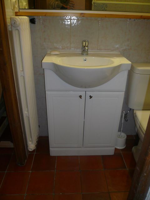  Salle de bain . WC. Lavabo avec petite armoire pour objets de toilette
Sèche-cheveux