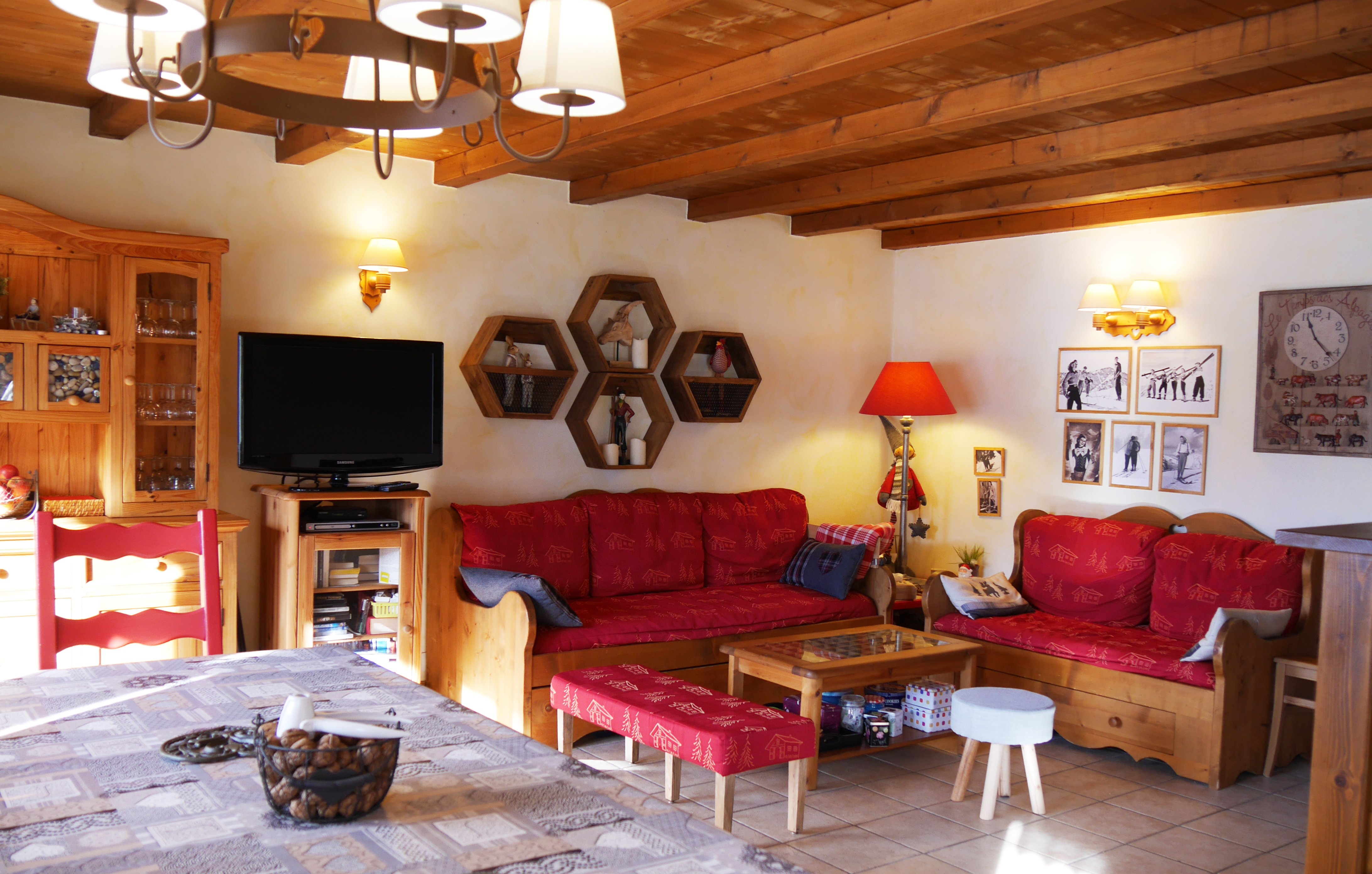 Salon dans le séjour. Le grand canapé offre un couchage de 90 x 200 et aussi un lit gigogne de 90 x 200, ce qui permet en cas de besoin un couchage double. Toutefois, pour le confort nous limitons la capacité à
 8 personnes.