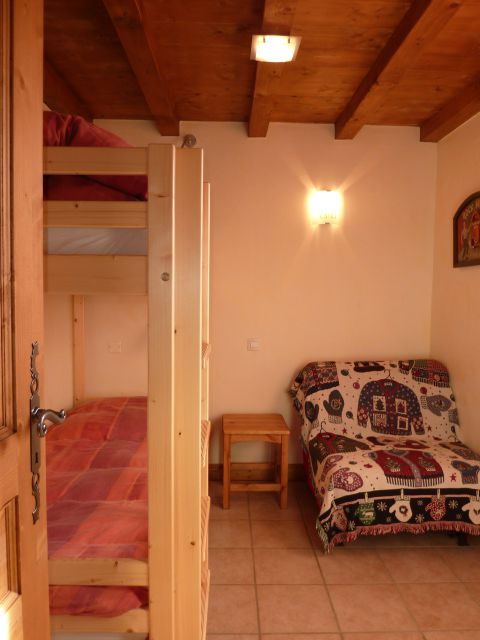 3éme chambre équipée de 2 lits superposés et d'un lit simple (fauteuil sur la photo)
2 placards + Tiroirs sous les lits.