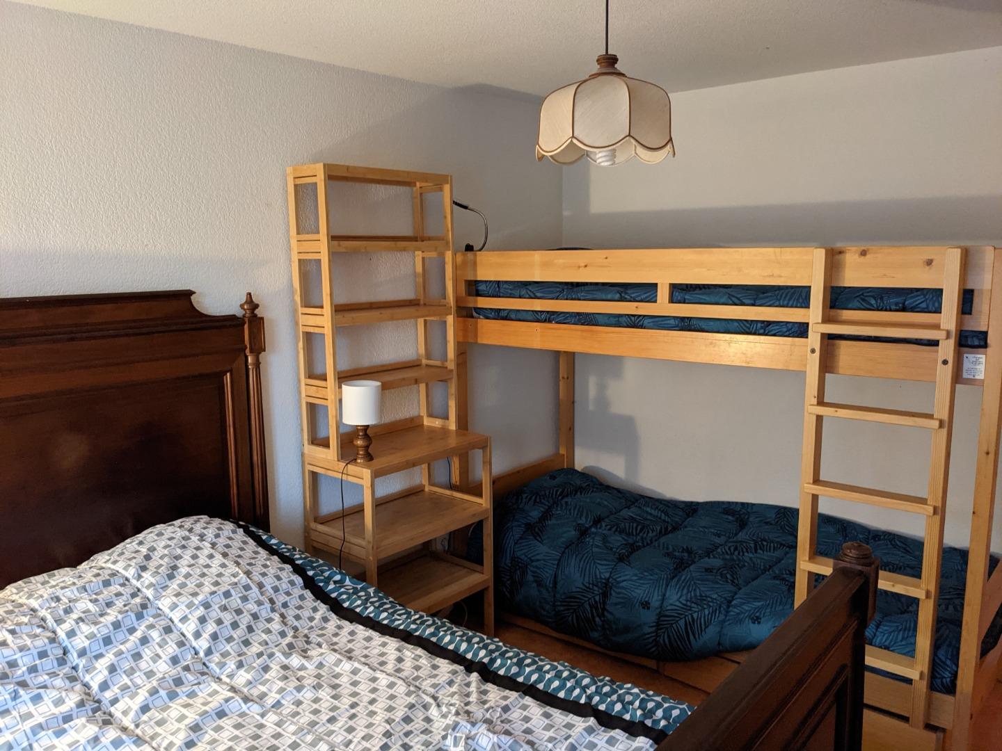 Chambre 1: 1 lit 140 - 2 lits superposés