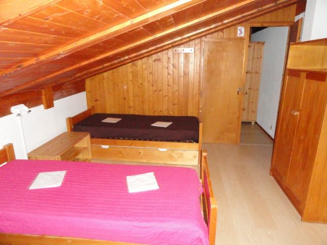 Etage ,avec dortoir 4 lits + chambre au fond avec un lit 2 personnes
