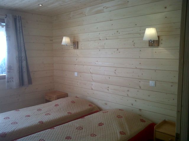 Chambre 2 lits 90x190 et un placard.
