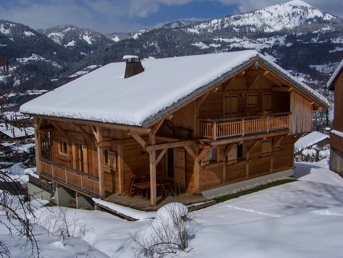 Le chalet en hiver dans son environnement