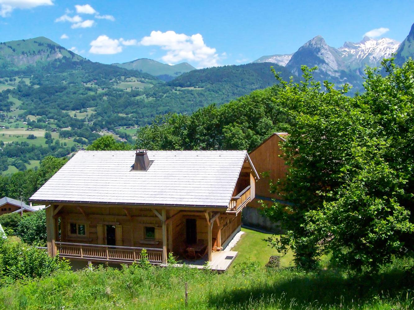 Le chalet en été dans son environnement