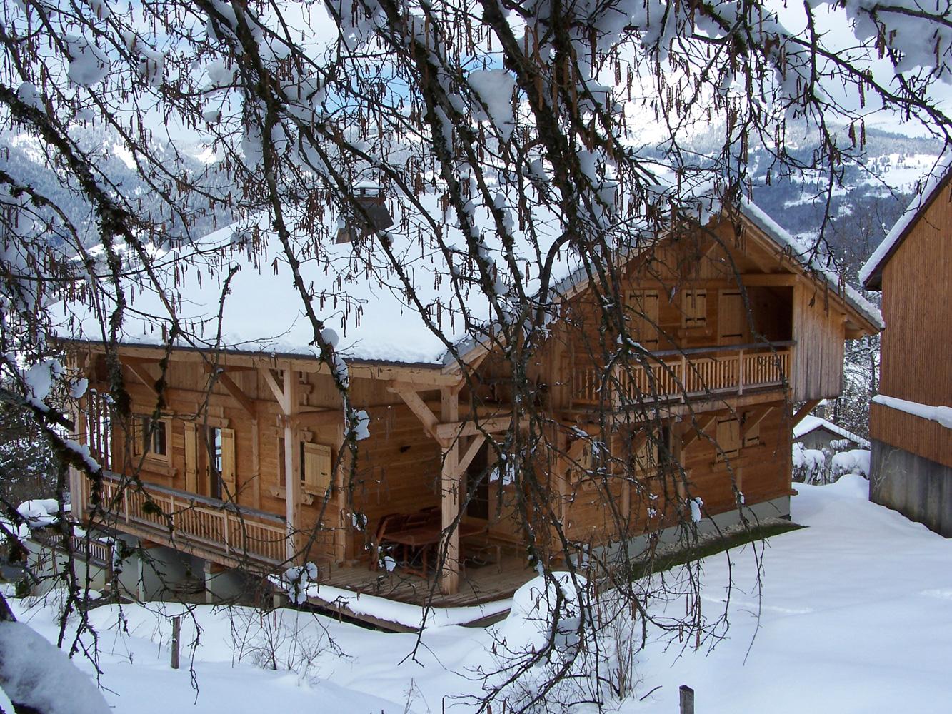 Le chalet en hiver : façade sud. Vue des niveaux 2 et 3 , de la terrasse couverte.