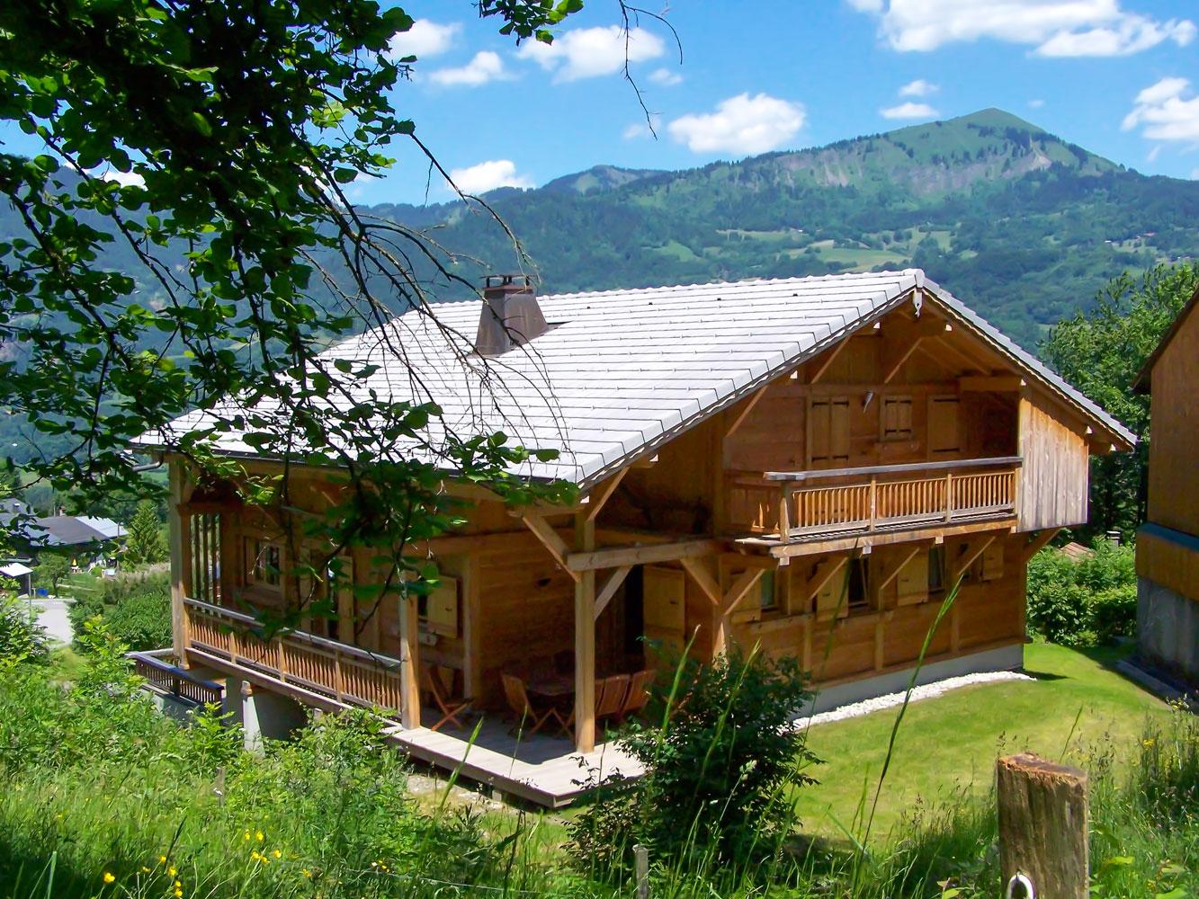 Le chalet en été : façade sud. Vue des niveaux 2 et 3 , de la terrasse couverte.