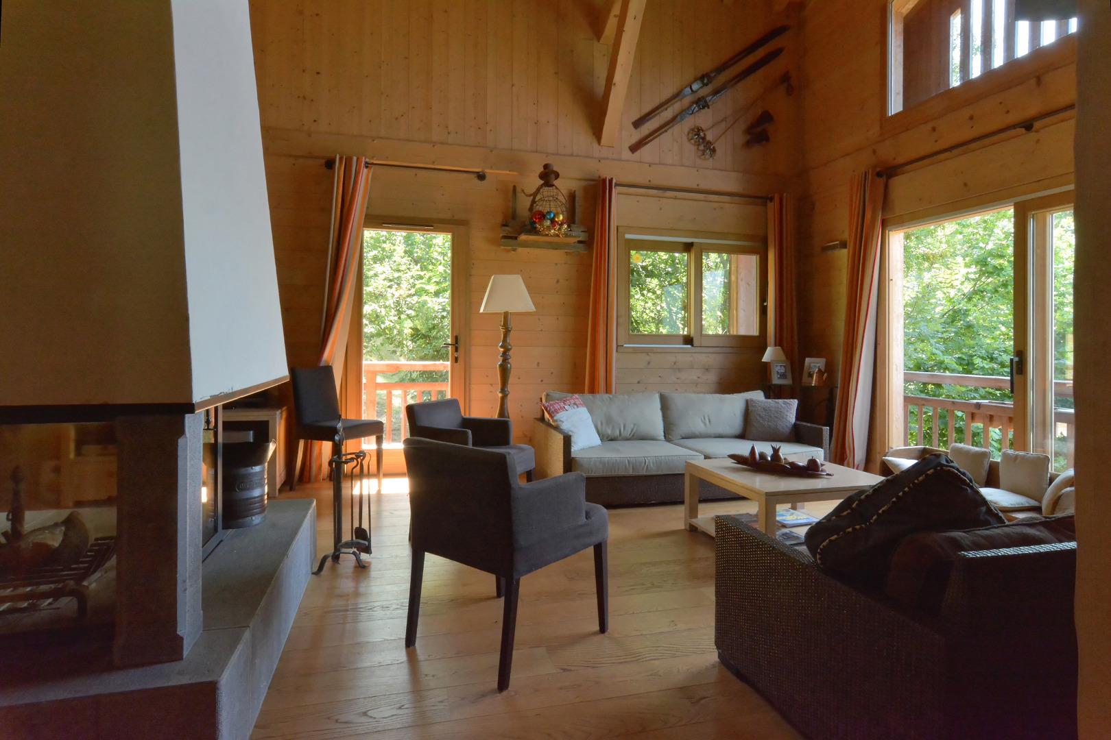 Niveau 2. Le salon et la baie vitrée ouvrant sur un balcon. Vue panoramique sur la vallée.