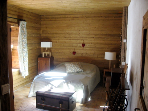 Chambre à lit deux personnes, rez de jardin