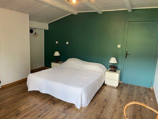 A l'étage,  chambre  2 avec lit 160 et balcon
