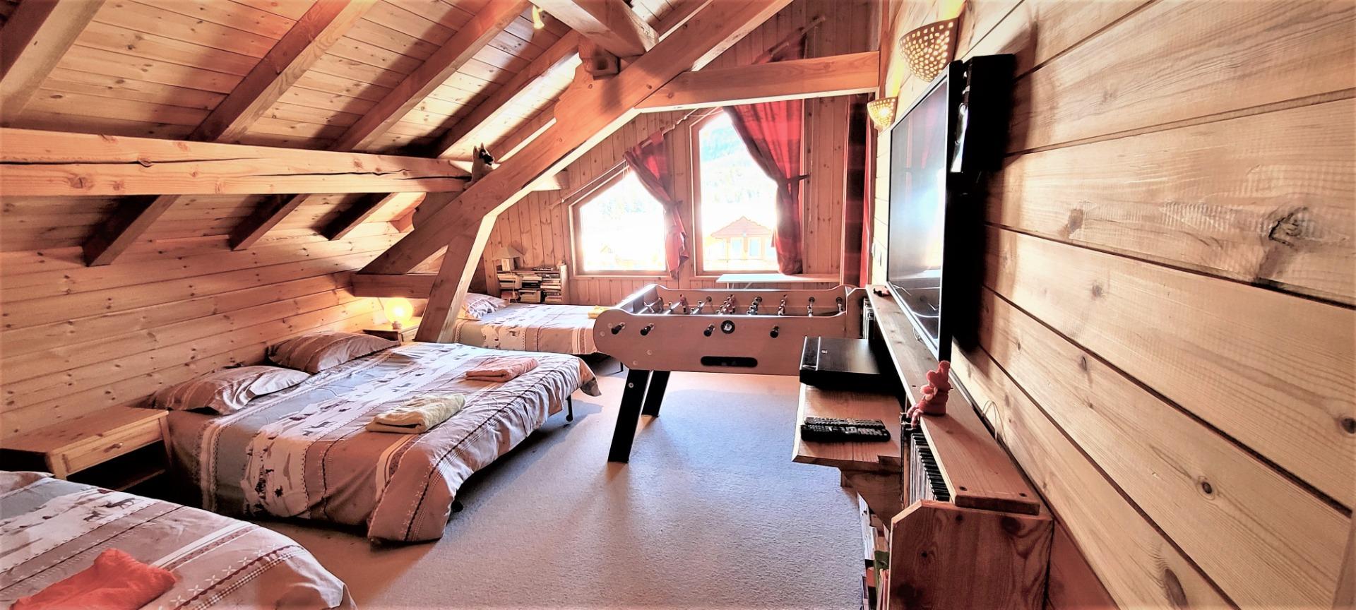 Chambre. 4pers - étage (env.25m² ouvrant sur balcon) : 1 lit-canapé BZ 1,60m  + 2 lits-canapés BZ 0,80m, (baby foot + home cinema)