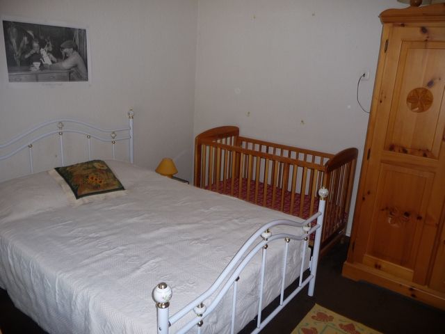 Chambre lit double côté séjour