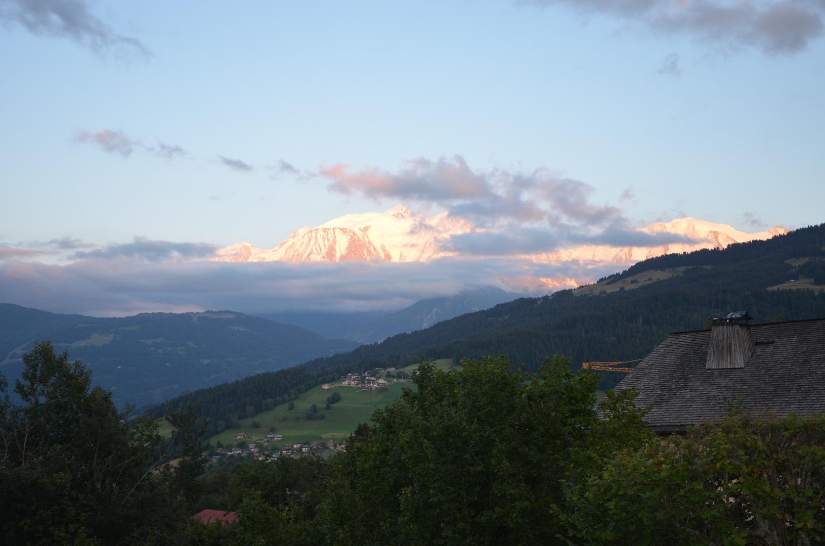 Vue de la terrasse du chalet en été