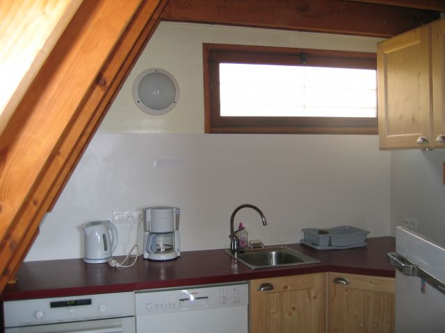 kitchenette avec un frigo de 1,80 m de hauteur sur le côté