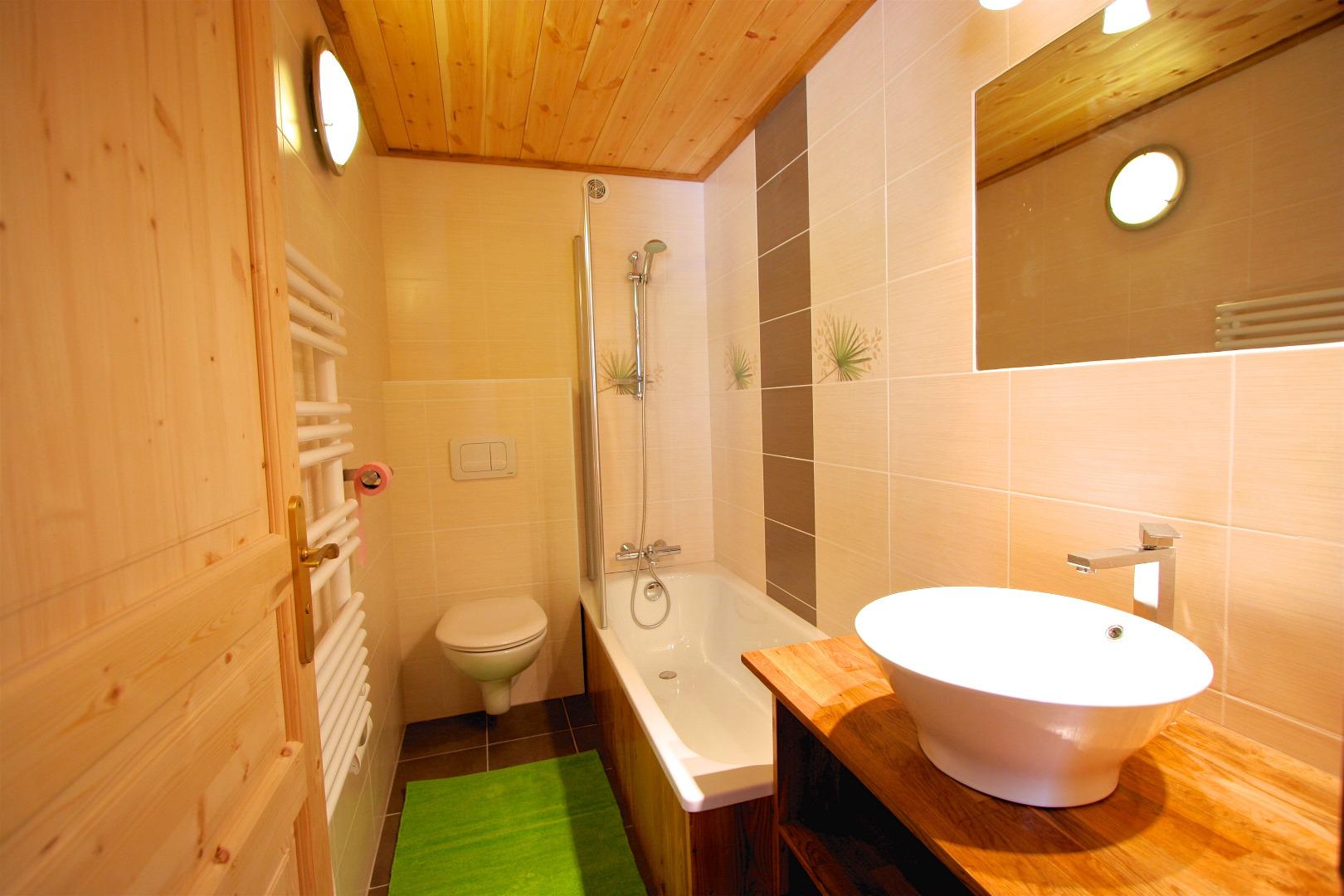 5 salles de bains : 4 baignoire / WC, une avec douche + WC sur le pallier