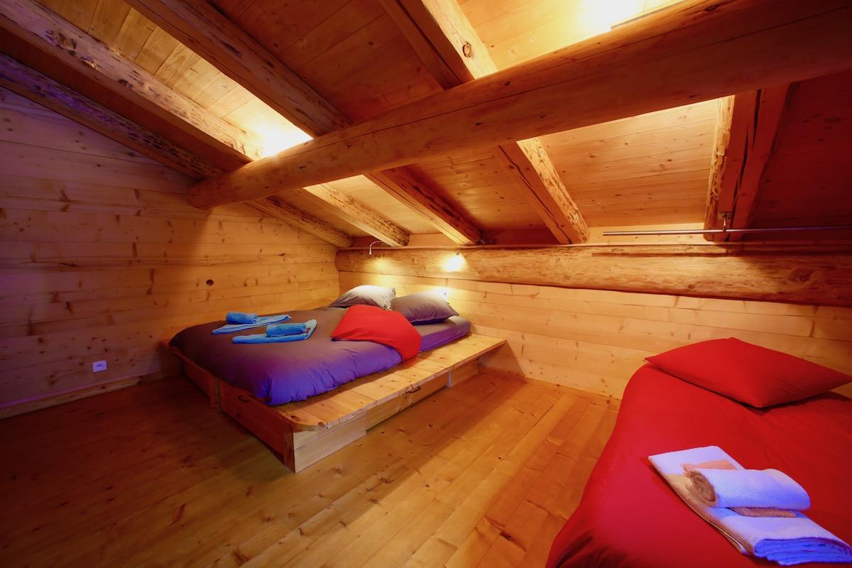 La chambre Etale se compose d'un lit 160 et lit 90. il y a des liseuses orientables individuelles. La chambre Tournette a la même configuration.