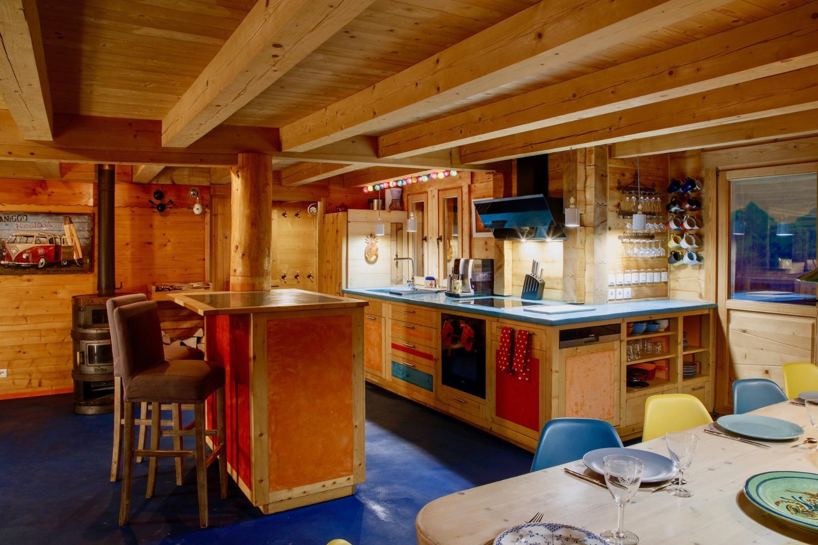 La cuisine est agréable, pratique et super bien équipée. Vous trouverez: réfrigérateur de 320l, machine à café à grains, plaque induction 5 feux, four à tiroir, machine à laver silencieuse... Appareil à raclette, à fondue.