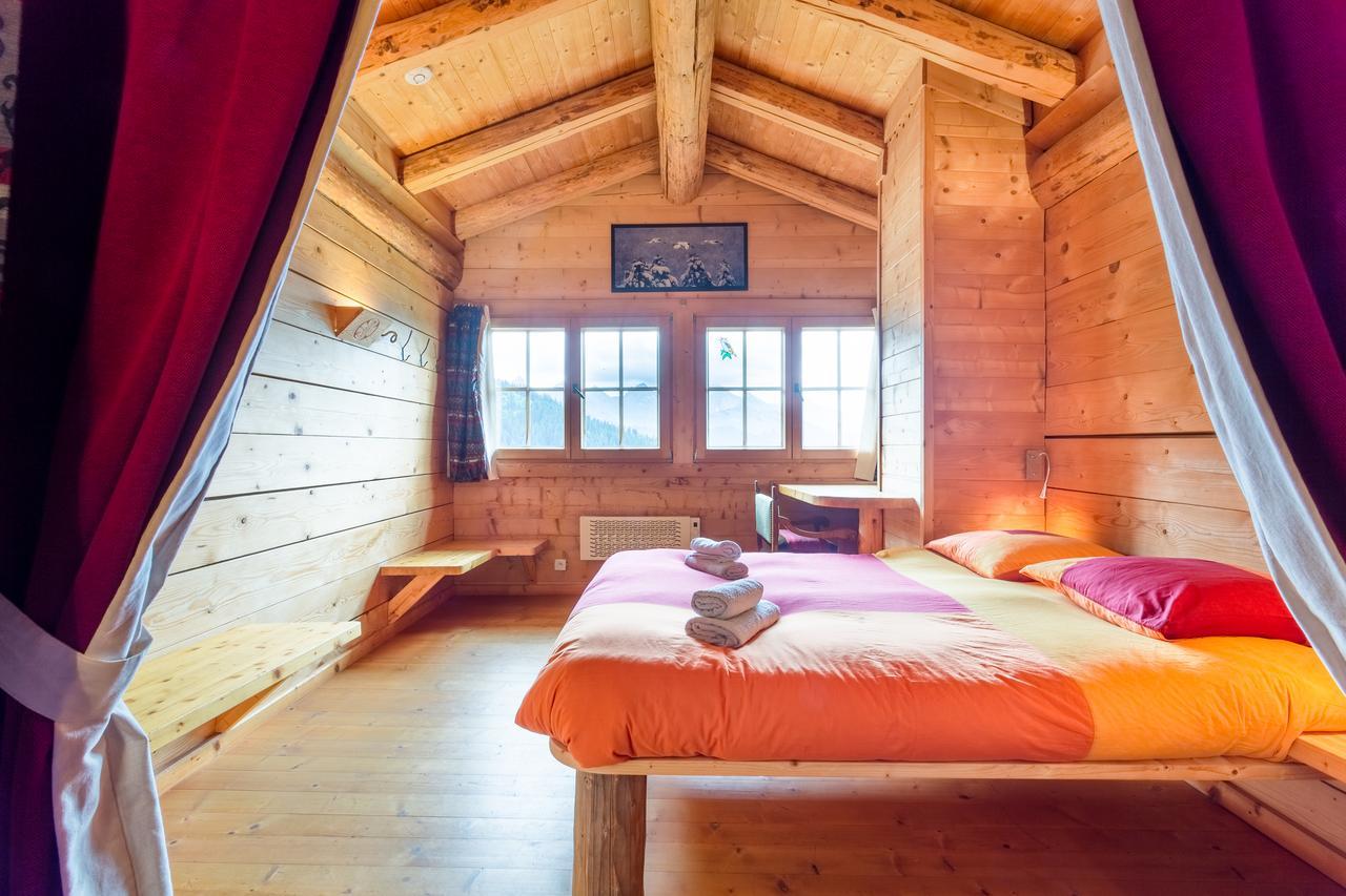 La chambre Charvin est spacieuse avec lit 1m60 X 2m. Depuis le bureau, la vue est incroyable !