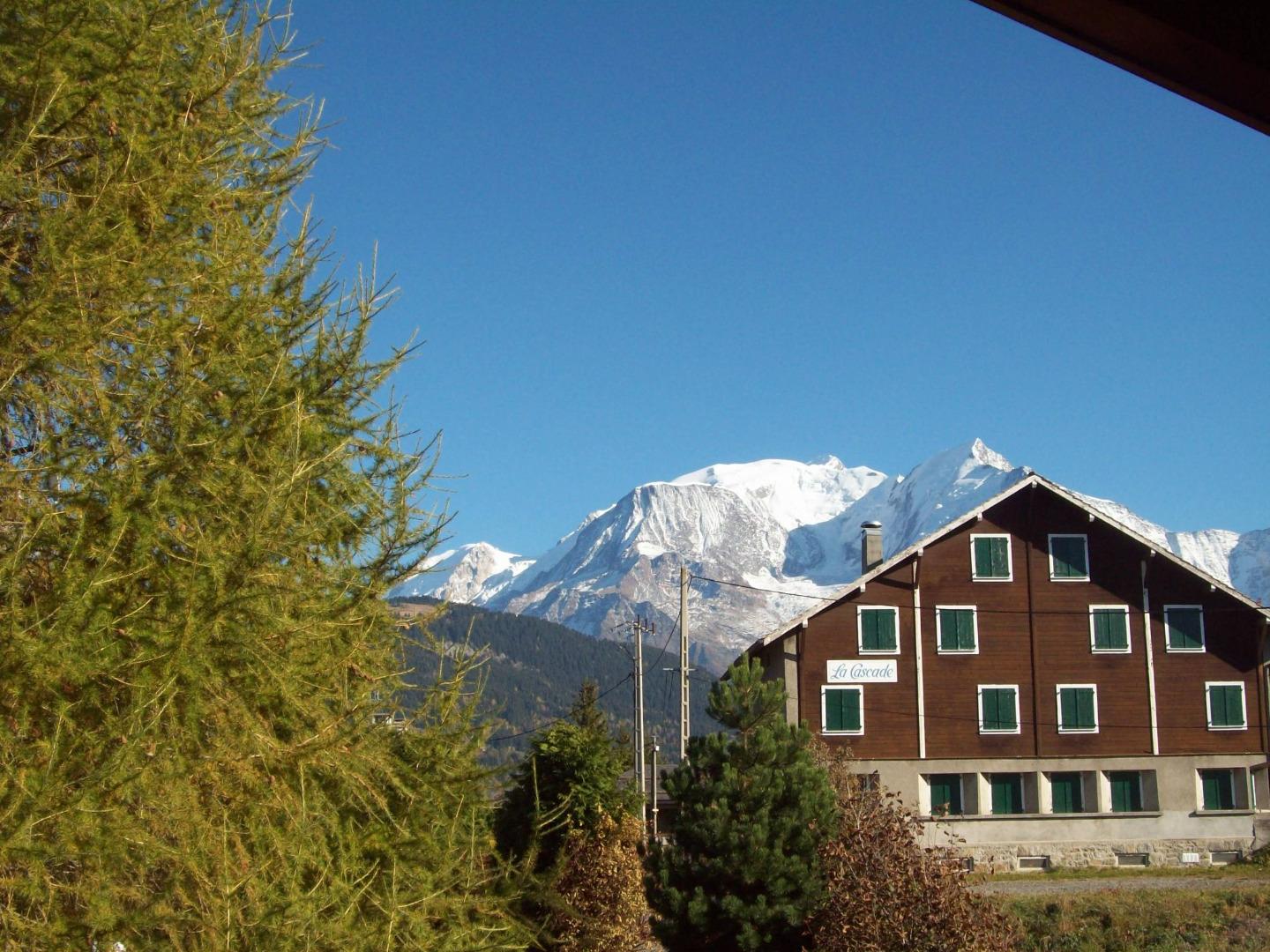Vue sur la chaine sur le Mont Blanc depuis la chambre