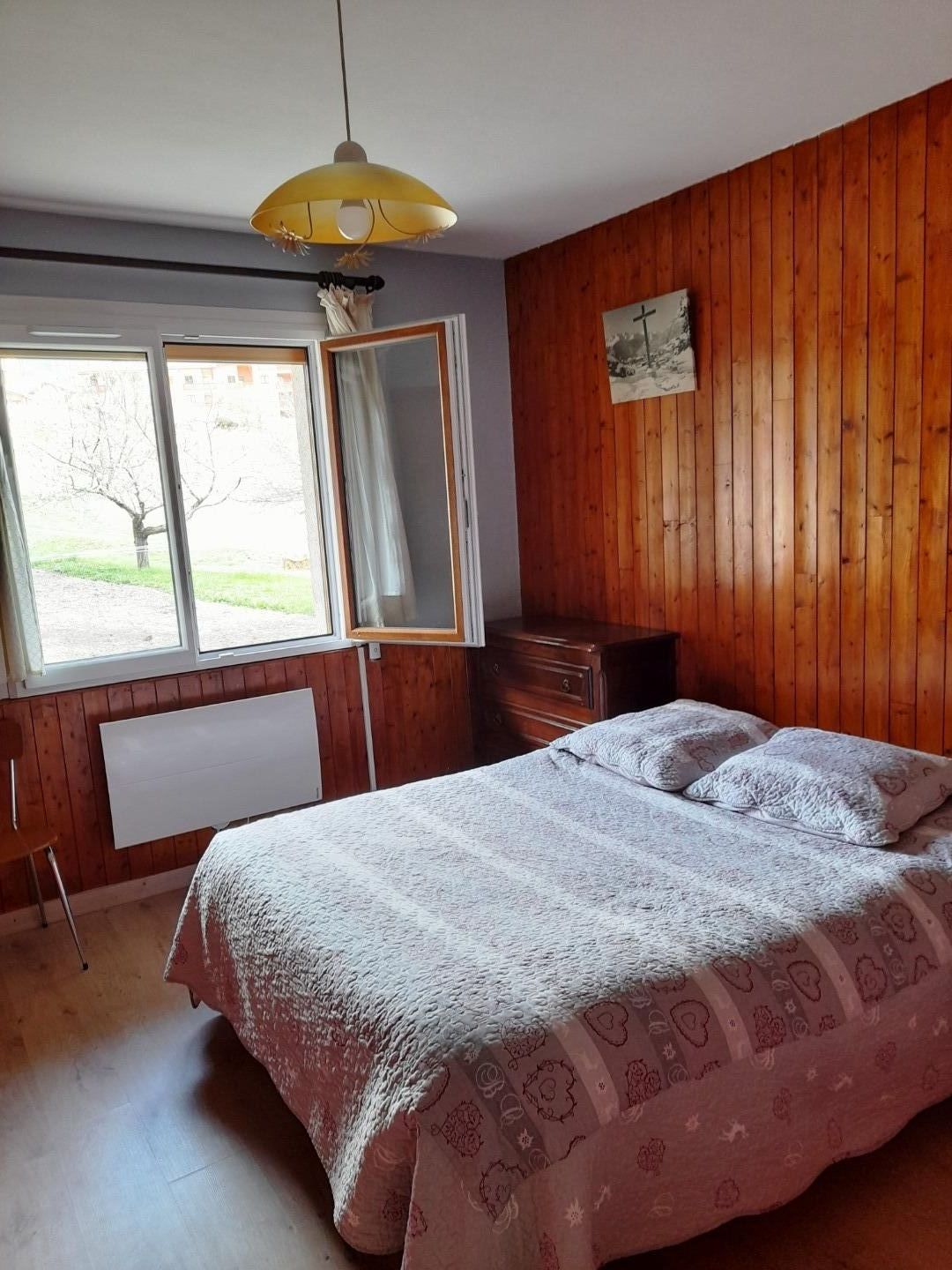 GRANDE CHAMBRE (2) LIT DOUBLE  VUE COTE JARDIN