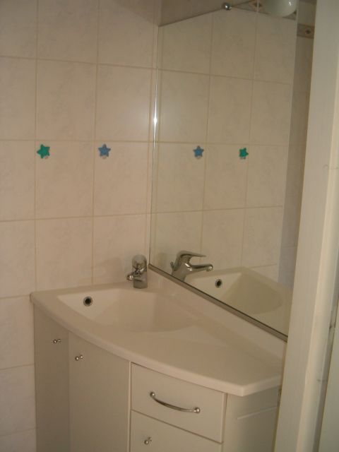 SB avec douche, lavabo. Le WC est indépendant de la SB.