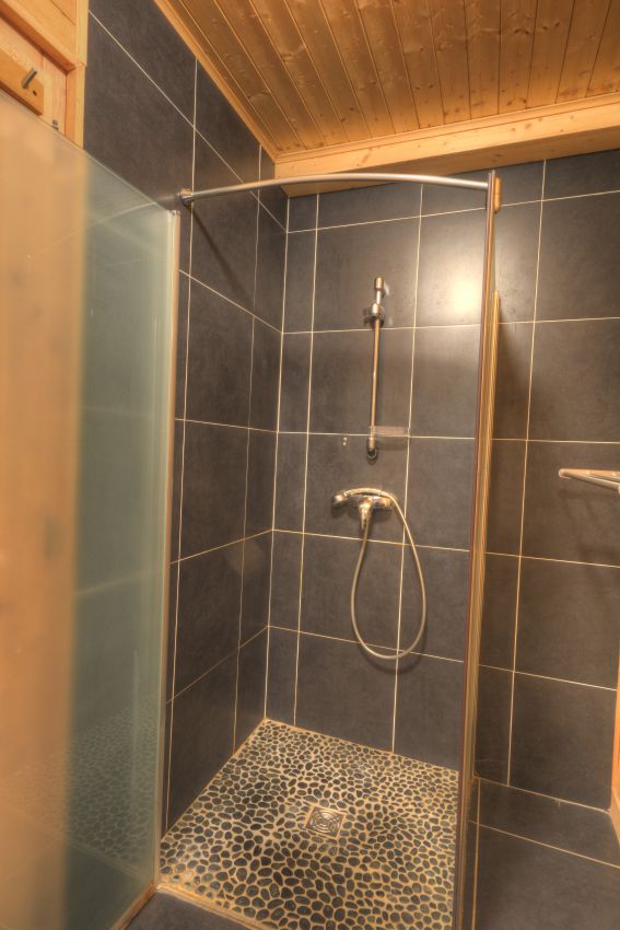 Une douche dans une salle d'eau