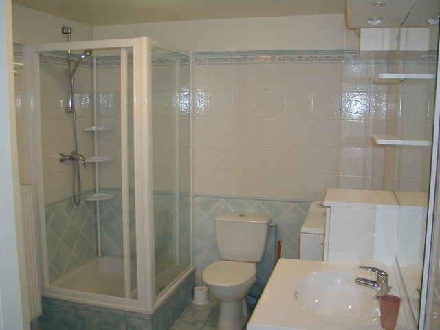 salle de bain avec douche
