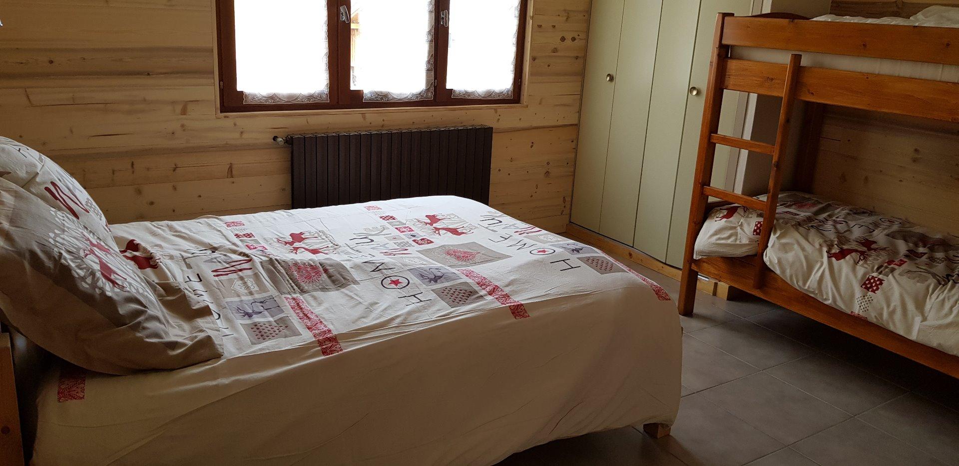 Chambre 1 : 
- 2 lits superposés 
- 1 lit de 2 personnes