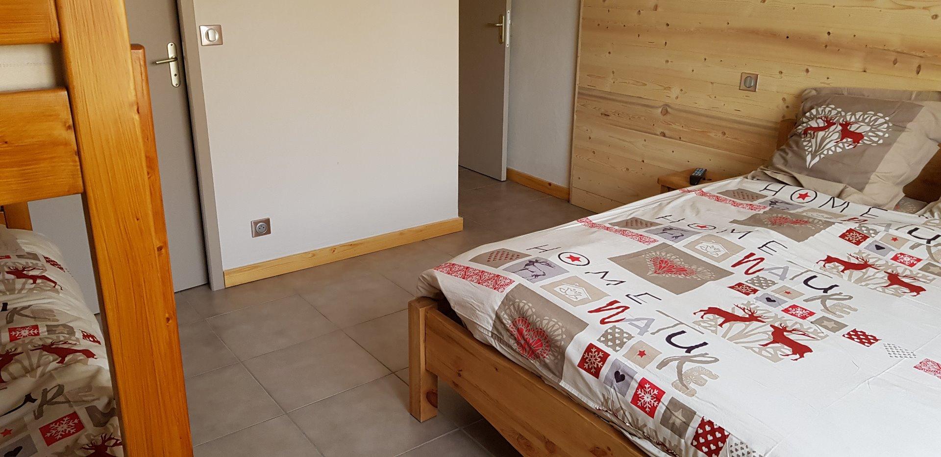 Chambre 1 : 
- 2 lits superposés 
- 1 lit de 2 personnes