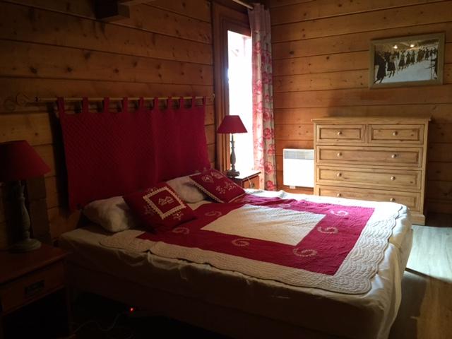 CHAMBRE DOUBLE AVEC LAVABO , PROCHE SALLE DE DOUCHE , ACCES BALCON , VUE SUPERBE SUR PISTE ET MONTAGNES