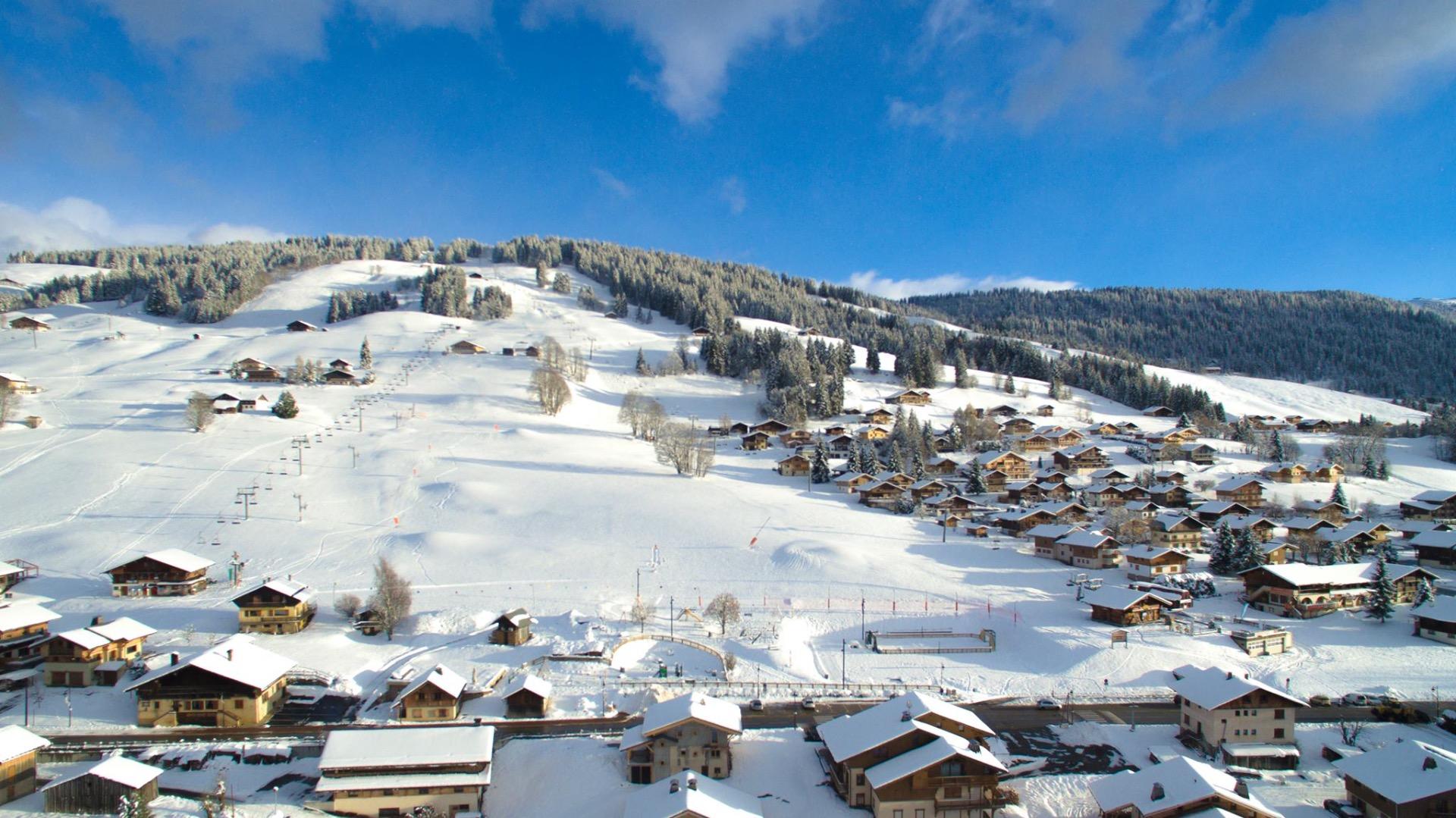 Au pied du tire-fesses, chalet jadis en jaune !
