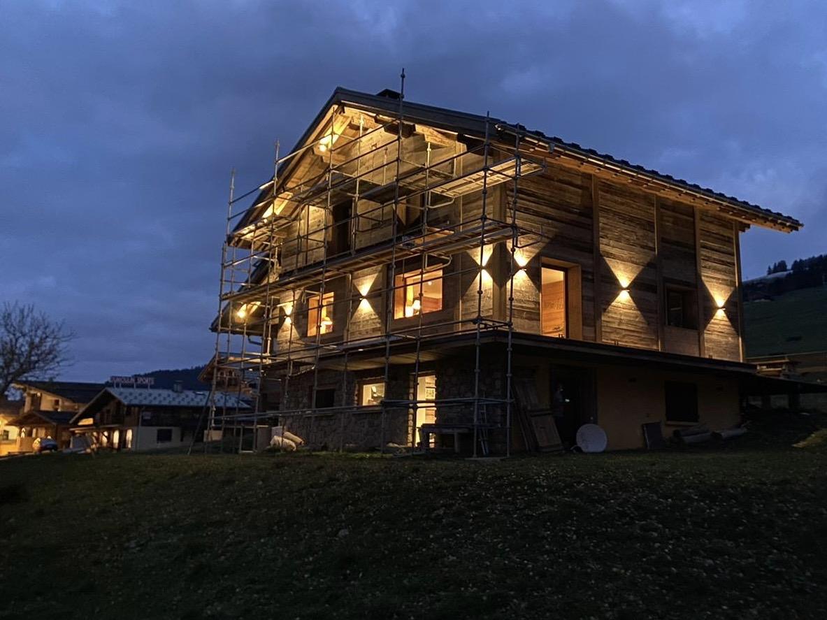 Le chalet, vu de la route qui traverse le village. Façade OUEST