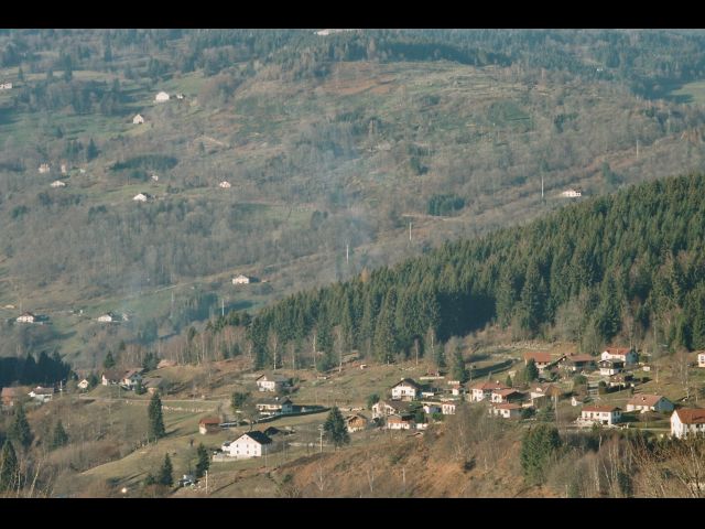 le site: le chalet est en bas de la photo au milieu juste derriere le sapin