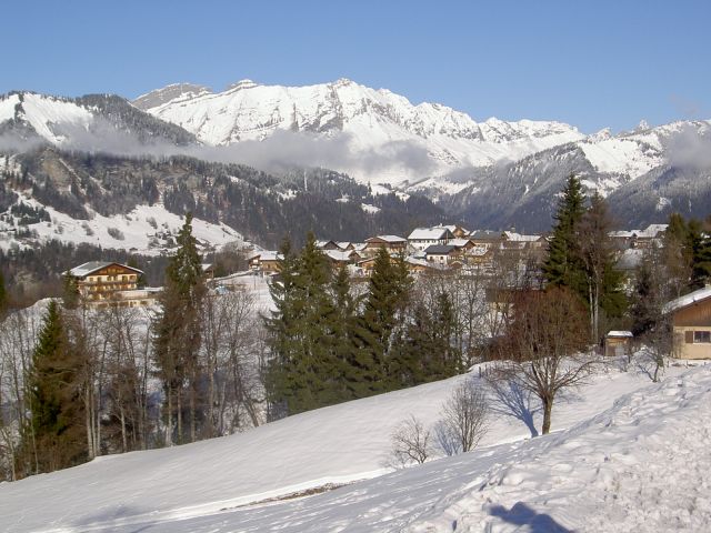 Vue sur le village de Crest Voland et la chaine des Aravis