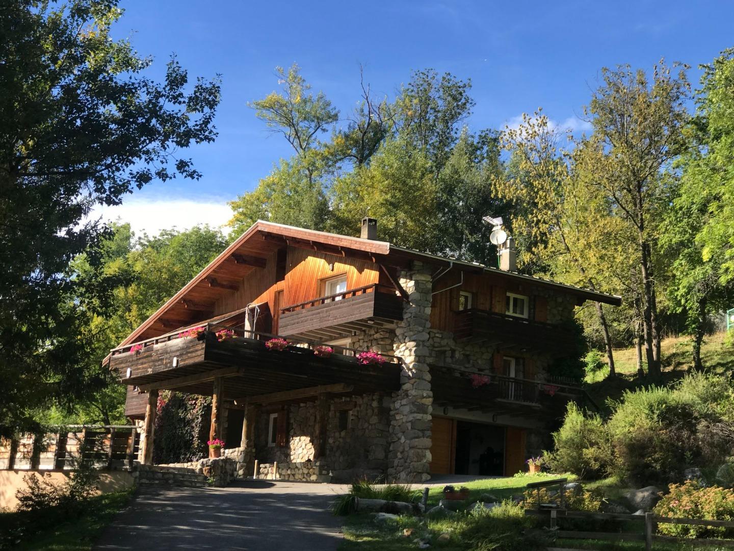 Arrivée devant le chalet en été