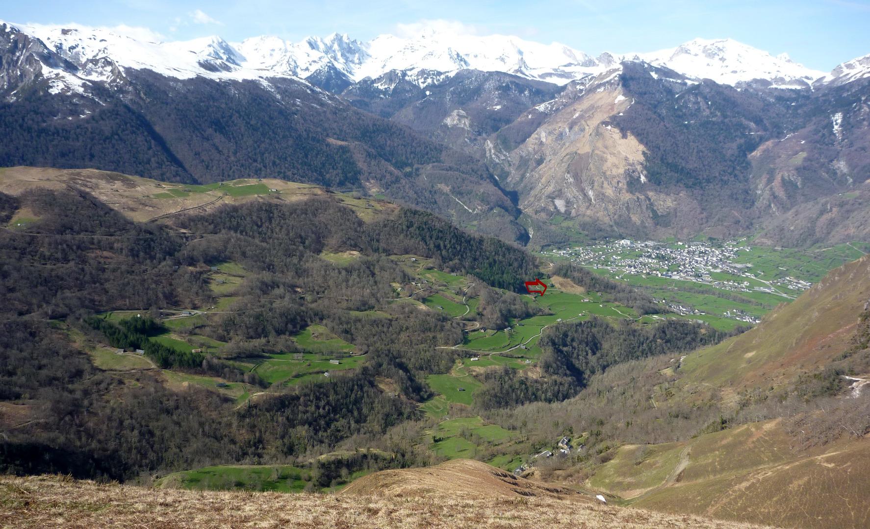 La bergerie au bout de la flèche, avec la ville de Laruns dans la vallée et les Pyrénées pour décor